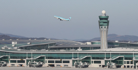 인천공항 제2여객터미널이 18일 공식 개장해 운영에 들어간다. 제2여객터미널 전경. 연합뉴스